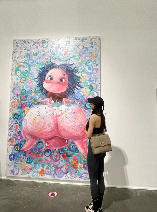 女星周韦彤参观画展写真,姣好身材人比画好看