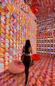 ​女星周韦彤参观画展写真，姣好身材人比画好看