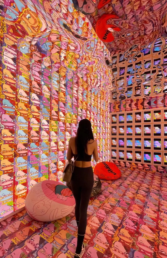 女星周韦彤参观画展写真,姣好身材人比画好看