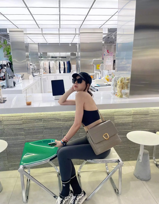 女星周韦彤参观画展写真,姣好身材人比画好看