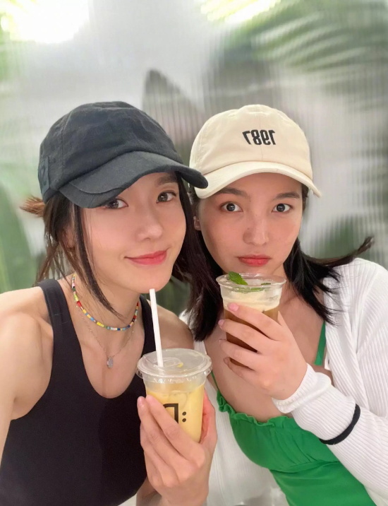 女星周韦彤参观画展写真,姣好身材人比画好看