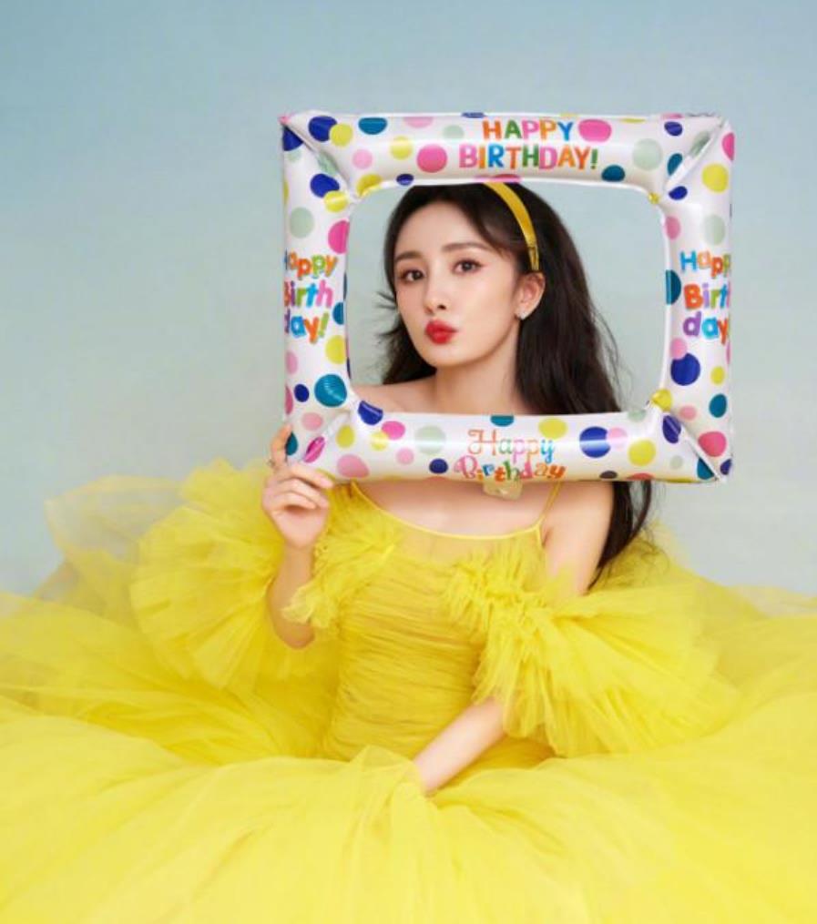 杨幂36岁生日(迪丽热巴卡着零点为大幂幂送上生日祝福)(3)_