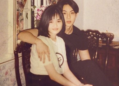 ​吴尊出道前就结婚，吴尊林丽吟16岁合照