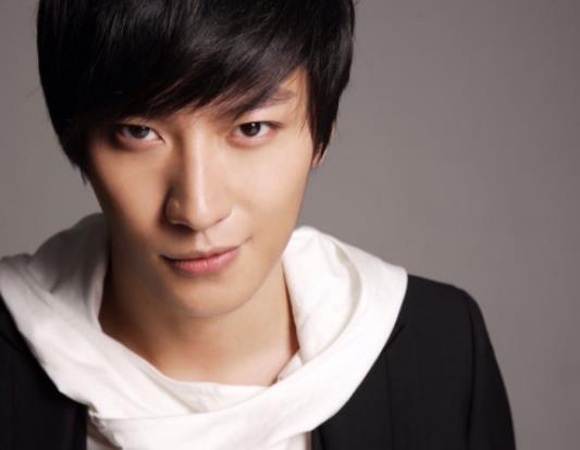 乔任梁和窦骁对比照片 乔任梁和窦骁太像了