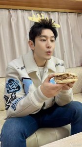 ​黄晓明晒肉夹馍庆生照，小海绵罕见出镜