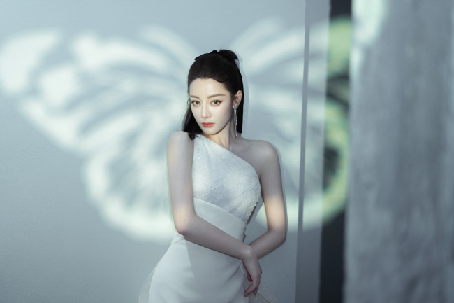 迪丽热巴身穿白色露肩短裙 气质高贵似公主