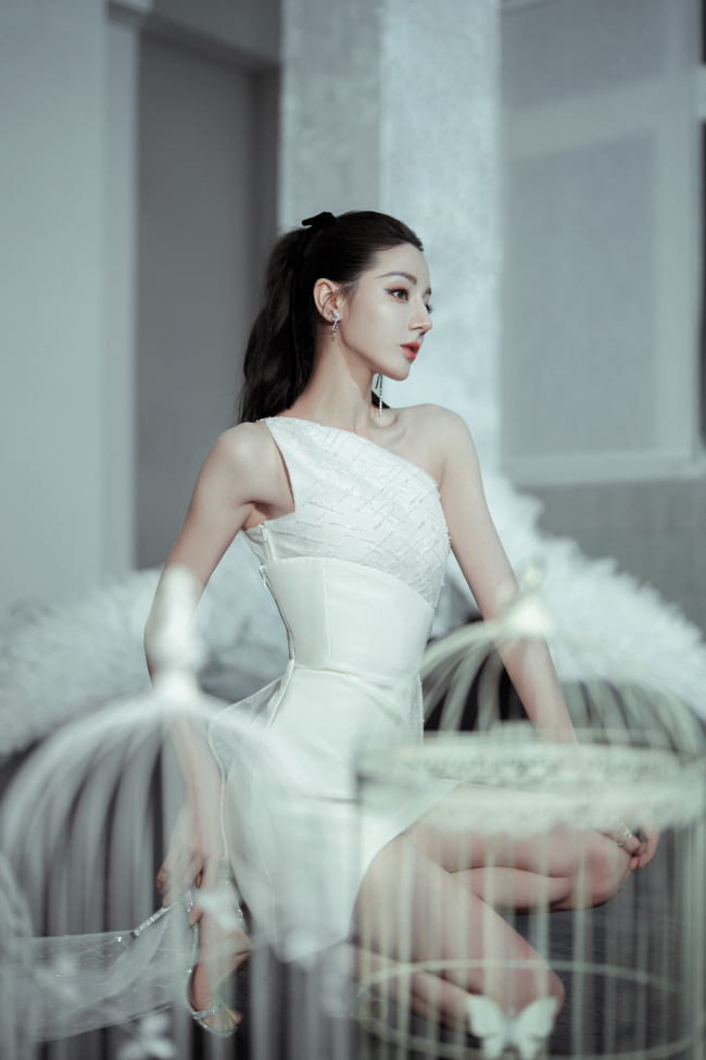 迪丽热巴身穿白色露肩短裙 气质高贵似公主