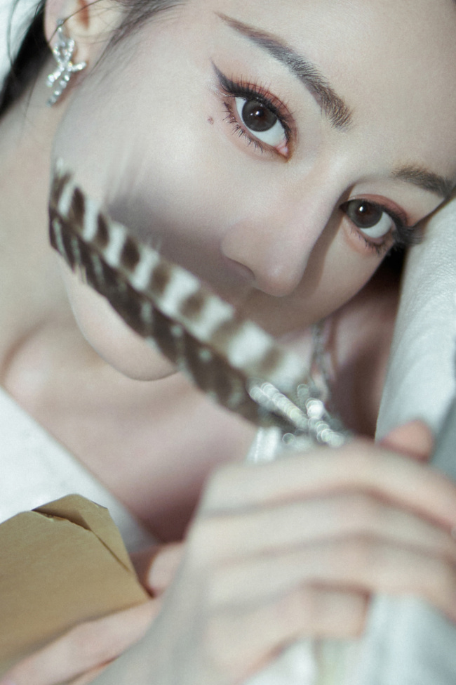 迪丽热巴身穿白色露肩短裙 气质高贵似公主