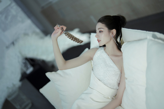 迪丽热巴身穿白色露肩短裙 气质高贵似公主