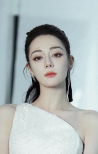 ​迪丽热巴身穿白色露肩短裙 气质高贵似公主