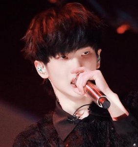 ​周震南多高年龄2000年的吗参加创造营人气超高引追捧