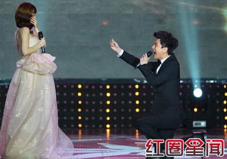 贾乃亮微博晒幸福 求婚三周年依然甜蜜如初