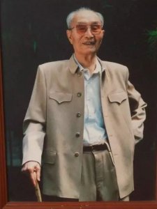 ​他45岁当上将，70岁当副总理，儿子是中将，女婿正国级