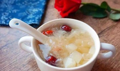 ​女人坚持每天喝银耳汤,一段时间之后,身体可能会收获3个好处