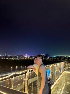 ​郎才女貌！中国又一跳水冠军公布恋情，与女友江边看夜景太幸福