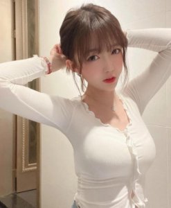 ​LPL“最美女友”出现，长相可爱身材爆表，Karsa太幸福了