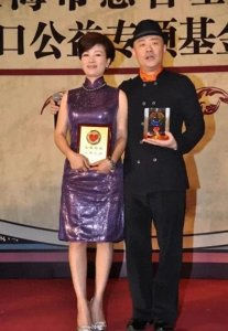 ​周立波富婆老婆娶对了！胡洁54岁穿亮片旗袍美如贵妇，二人配一脸