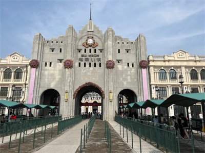 ​占地2000亩，总投资逾150亿元打造的郑州建业·华谊兄弟电影小镇