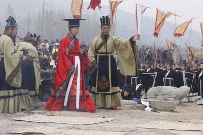 ​燧人、伏羲、神农被称为“三皇”，他们得到了后人的敬仰