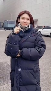 ​看完主持人龙洋的素颜后，就不得不感叹春晚化妆师的鬼斧神工技术