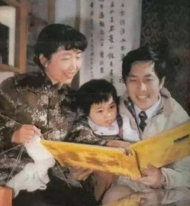 ​国内赚钱，妻儿国外花？71岁的唐国强早已走上了演员的另一条路！