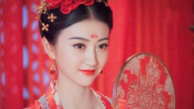 ​上官婉儿争了武则天的男宠，被罚黥面之刑，留下眉心间的梅花印