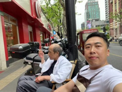 ​沪上网红“阿大葱油饼”开业近一月，老板吴志勇：10元一个有的赚，但压力不小