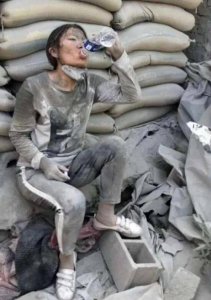 ​一天扛96吨水泥的水泥妹，从爆红网络到被官媒点名，她经历了什么