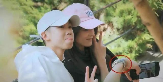 《中餐厅》苏有朋手表挡了9期的纹身，在花絮中曝光，网友：很狂