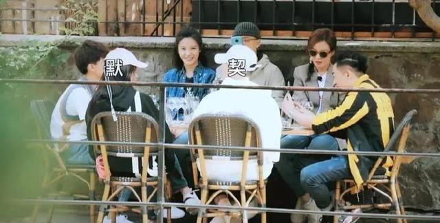 《中餐厅》苏有朋手表挡了9期的纹身，在花絮中曝光，网友：很狂