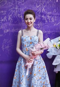 ​央视最年轻主持人张舒越 : 从校园新星到春晚舞台的璀璨绽放！