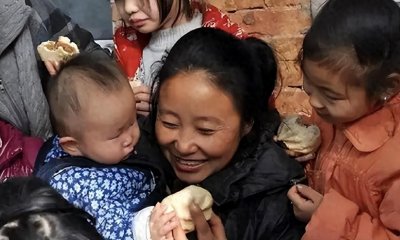 ​李利娟的双面人生：118个孤儿的“爱心妈妈”，村里的“女痞子”