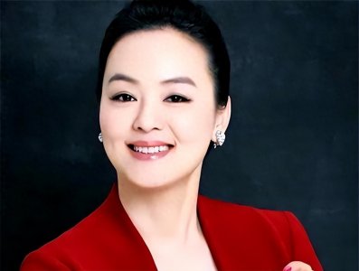 ​她是央视美女主持人，嫁小2岁哈佛大学海归，今57岁活成人生赢家