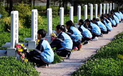 ​一个小学生在烈士陵园扫墓，十几年后才被告知，那里葬有他的生父