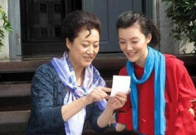 ​演员车晓为母亲王丽云庆祝70岁生日：母女情深