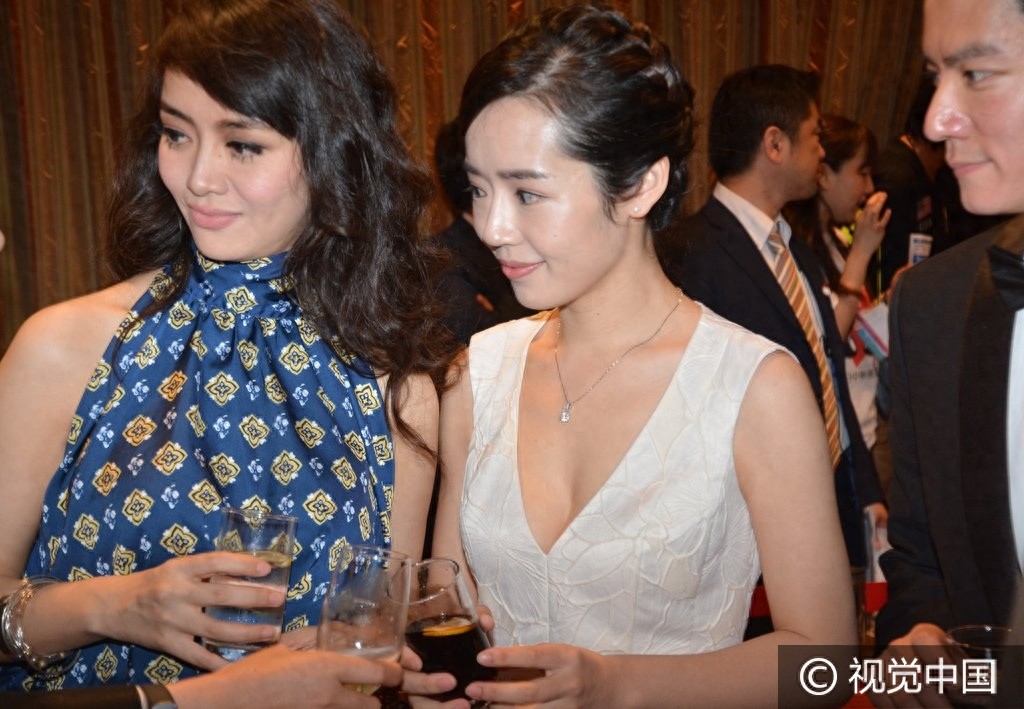 居文沛现身日本电影周欢迎晚会 袁霆俯身大秀丰满半球