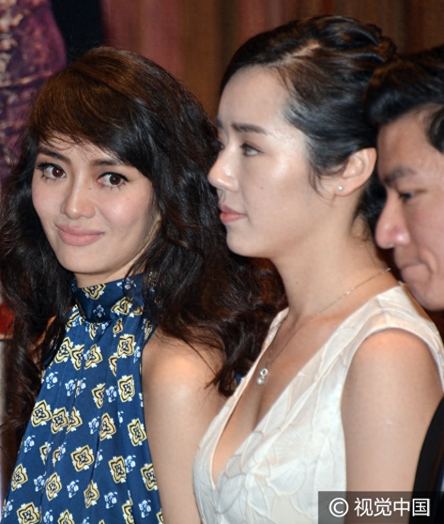 居文沛现身日本电影周欢迎晚会 袁霆俯身大秀丰满半球