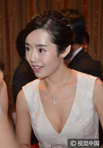 ​居文沛现身日本电影周欢迎晚会 袁霆俯身大秀丰满半球