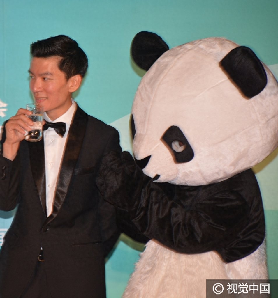 居文沛现身日本电影周欢迎晚会 袁霆俯身大秀丰满半球