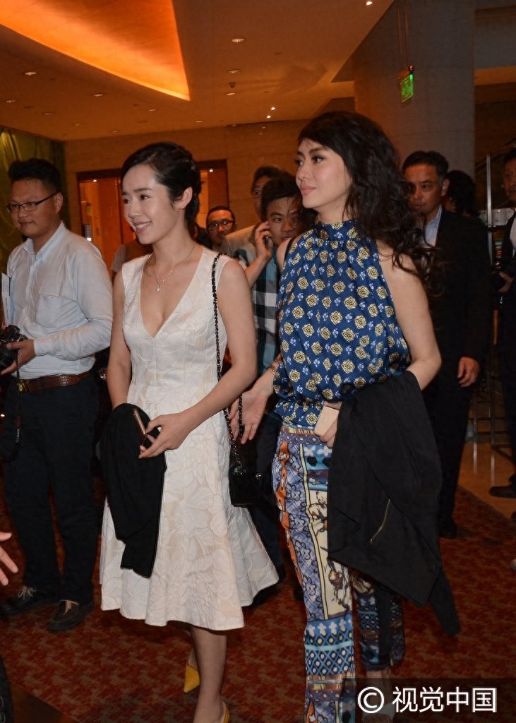 居文沛现身日本电影周欢迎晚会 袁霆俯身大秀丰满半球