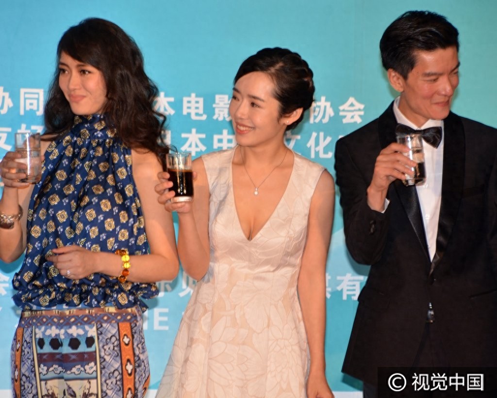 居文沛现身日本电影周欢迎晚会 袁霆俯身大秀丰满半球