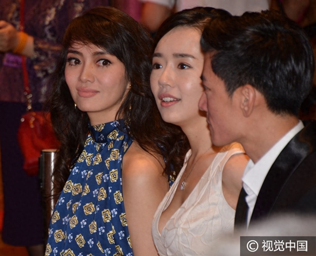 居文沛现身日本电影周欢迎晚会 袁霆俯身大秀丰满半球