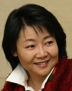 ​萨日娜：结婚34年只生孩子不做饭，帅气演员丈夫把她宠成宝