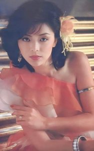 ​64 岁陈玉莲近照曝光，素颜出镜，脸上一处尽显岁月痕迹