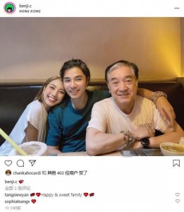 ​秦沛一家三口罕见同框，儿子帅气女儿靓丽，二婚日本妻子没出镜