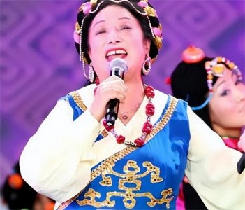 ​韩红母亲原来是她！18岁一夜成名，总理给她改歌词，难怪女儿能红