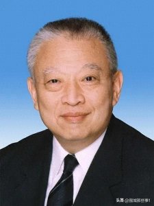 从香港历任行政长官履历，看郭晶晶老公霍启刚从政之路！