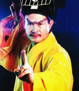 ​56岁苑琼丹近照，前男友林正英去世22年后，与富豪老公婚姻幸福