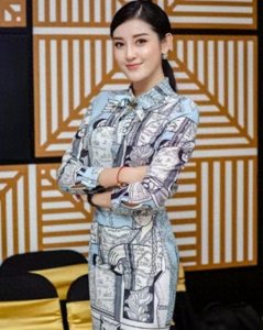 越南“第一美女”有多美？五官精致，皮肤白皙，太有气质了