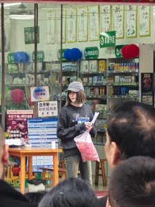 ​关晓彤鹿晗同天被偶遇，染着情侣发色都瘦了，晓彤脸小得像洋娃娃